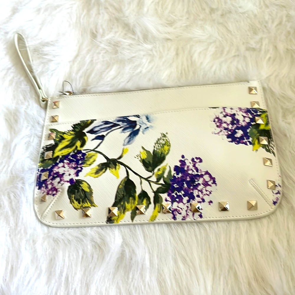 White House Black Market Hydrangea beautiful wristlet NWOT